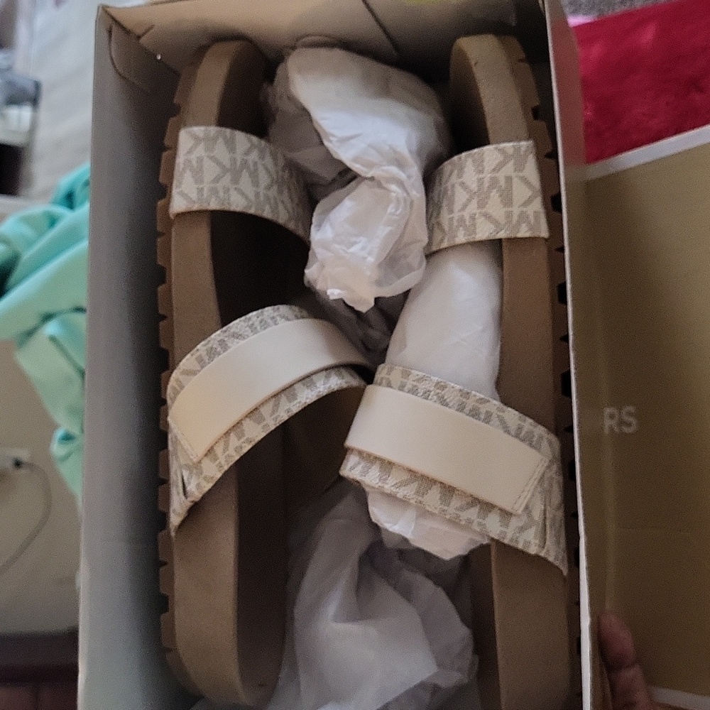 Michael kors vanilla color slides new size 11